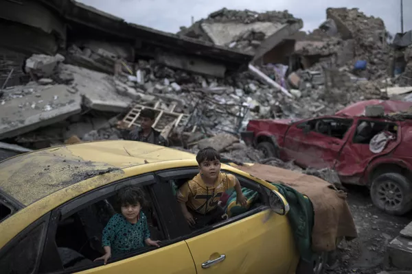Các chú bé trong chiếc xe hỏng ở tây Mosul Các chú bé trong chiếc xe hỏng ở tây Mosul - Sputnik Việt Nam