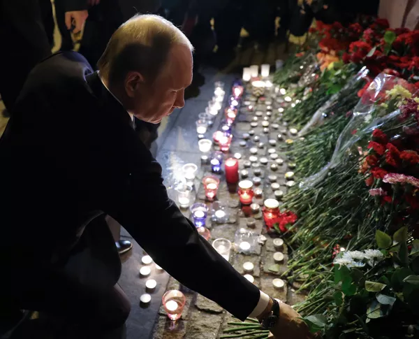Tổng thống Nga Vladimir Putin hoa đặt tại ga tàu điện ngầm Viện Công nghệ ở St Petersburg Tổng thống Nga Vladimir Putin hoa đặt tại ga tàu điện ngầm Viện Công nghệ ở St Petersburg - Sputnik Việt Nam
