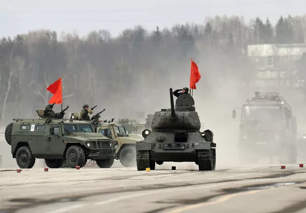 Xe tăng T-34-85 và xe bọc thép Tiger tập luyện chuẩn bị cho cuộc diễu binh trên Quảng trường Đỏ vào ngày 9 tháng 5 năm 2017 Xe tăng T-34-85 và xe bọc thép Tiger tập luyện chuẩn bị cho cuộc diễu binh trên Quảng trường Đỏ vào ngày 9 tháng 5 năm 2017 - Sputnik Việt Nam