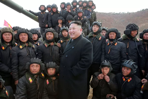 Lãnh đạo Triều Tiên Kim Jong-un và đội xe bọc thép Quân đội Nhân dân Triều Tiên Lãnh đạo Triều Tiên Kim Jong-un và đội xe bọc thép Quân đội Nhân dân Triều Tiên - Sputnik Việt Nam