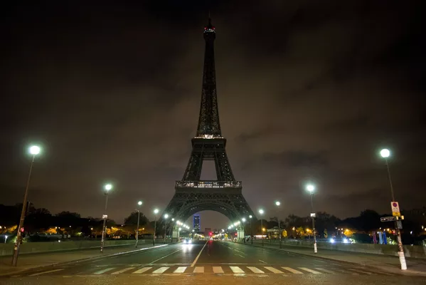 Tháp Eiffel ở Paris tắt đèn tưởng niệm những người thiệt mạng trong vụ nổ tàu điện ngầm ở St. Petersburg Tháp Eiffel ở Paris tắt đèn tưởng niệm những người thiệt mạng trong vụ nổ tàu điện ngầm ở St. Petersburg - Sputnik Việt Nam