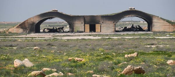 Mỹ tấn công căn cứ quân đội Syria Mỹ tấn công căn cứ quân đội Syria - Sputnik Việt Nam