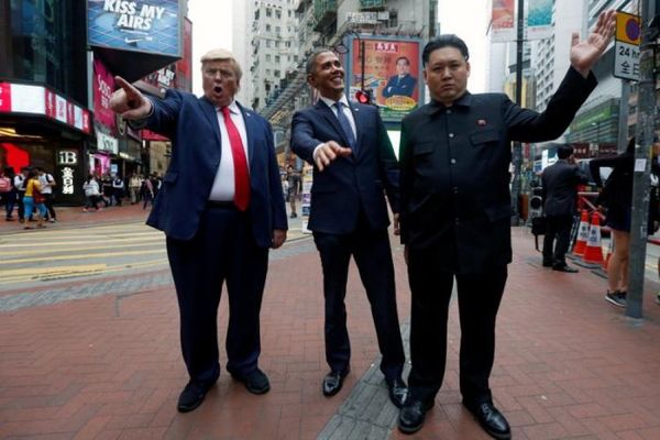 Người đóng giả ông Kim nói với Reuters: “Wow, tôi phải nói rằng đó là một vinh dự lớn khi được ngồi giữa Obama và Donald Trump. - Sputnik Việt Nam
