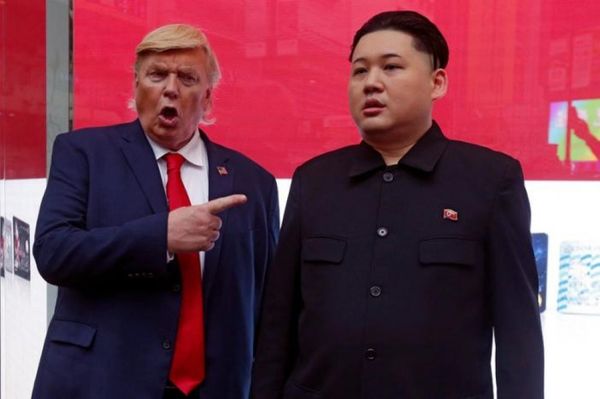 Trong khi đó, người đóng giả ông Kim giữ một khuôn mặt nghiêm khắc với đám đông chụp ảnh xung quanh. - Sputnik Việt Nam