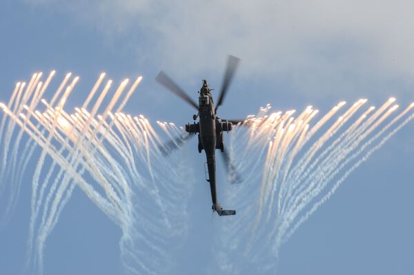 Trực thăng  Mi-28N của phi đội bay biểu diễn Berkut  trong thời gian trình diễn tại triển lãm Gidroaviasalon - 2014 tại thành phố nghỉ mát Gelendzhik (vùng Krasnodar). - Sputnik Việt Nam