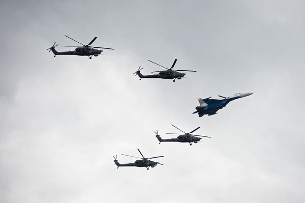 Màn trình diễn chung  ngoạn mục của phi đội bay trực thăng biểu diễn Berkutvà chiến đấu cơ Su-27 của phi đội bay biểu diễn Tráng sĩ Nga. Căn cứ không quân Kubinka (vùng Matxcơva). - Sputnik Việt Nam