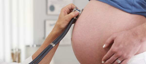 Доктор слушает живот беременной женщины Доктор слушает живот беременной женщины - Sputnik Việt Nam