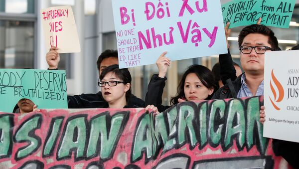 “Không ai nên bị đối xử như vậy” là một trong những biểu ngữ được giăng lên tại sân bay quốc tế O'Hare ở thành phố Chicago, Mỹ. - Sputnik Việt Nam