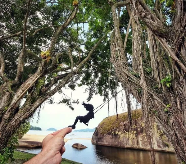 Theo cái nhìn của Paperboyo, cây xanh trên bờ Đại Tây Dương của Brazil biến thành ... đu quay ... Theo cái nhìn của Paperboyo, cây xanh trên bờ Đại Tây Dương của Brazil biến thành ... đu quay ... - Sputnik Việt Nam