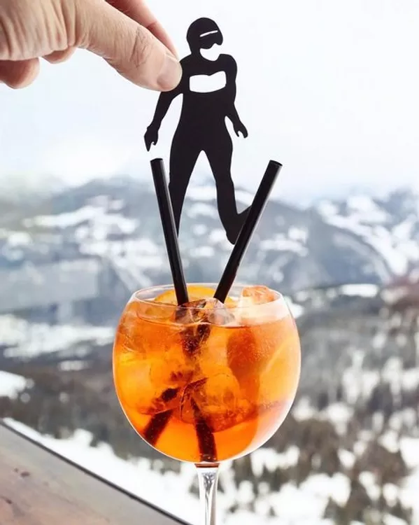 Trong trí tưởng tượng của Paperboyo, các ống hút cocktail biến thành... cặp cà kheo. Trong trí tưởng tượng của Paperboyo, các ống hút cocktail biến thành... cặp cà kheo. - Sputnik Việt Nam