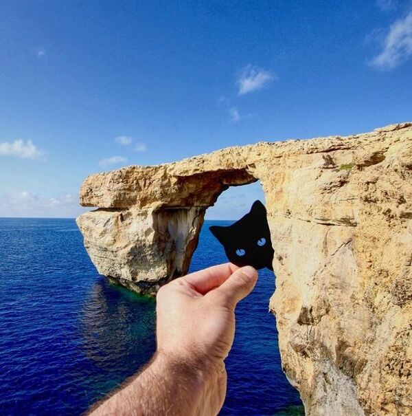 Trong trí tưởng tượng của Paperboyo, cổng vòm đá Azure Window trên đảo Malta biến thành “ngôi nhà của mèo”. - Sputnik Việt Nam