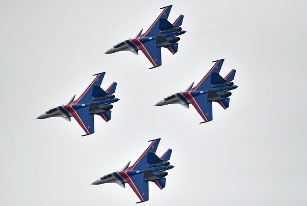 Chiến đấu cơ Su-30SM của đội thuật lái nhào lộn Tráng sĩ Nga” trong cuộc tập dượt phần trên không của Diễu binh Ngày Chiến thắng - Sputnik Việt Nam