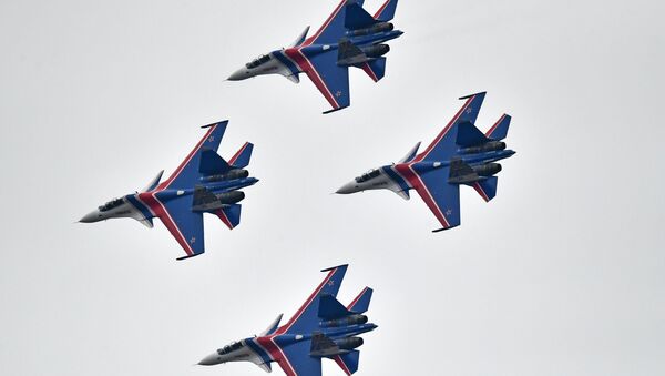 Chiến đấu cơ Su-30SM của đội thuật lái nhào lộn Tráng sĩ Nga” trong cuộc tập dượt phần trên không của Diễu binh Ngày Chiến thắng. - Sputnik Việt Nam