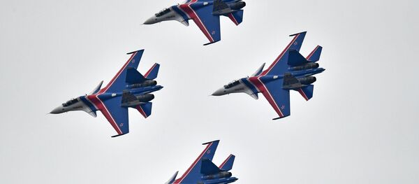 Chiến đấu cơ Su-30SM của đội thuật lái nhào lộn Tráng sĩ Nga” trong cuộc tập dượt phần trên không của Diễu binh Ngày Chiến thắng. Chiến đấu cơ Su-30SM của đội thuật lái nhào lộn Tráng sĩ Nga” trong cuộc tập dượt phần trên không của Diễu binh Ngày Chiến thắng. - Sputnik Việt Nam