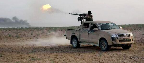 Chiến binh IS bắn vào lực lượng chính phủ Syria Chiến binh IS bắn vào lực lượng chính phủ Syria - Sputnik Việt Nam