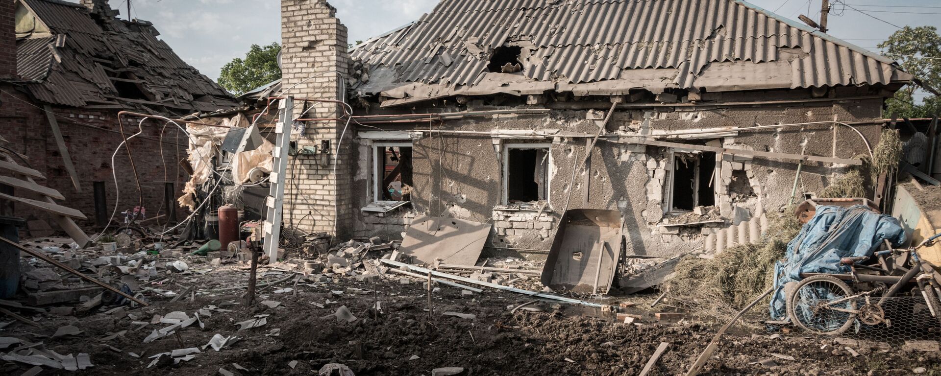 Ngôi nhà ở Gorlovka bị phá hủy bởi đạn pháo của các lực lượng an ninh Ukraina - Sputnik Việt Nam, 1920, 13.08.2025