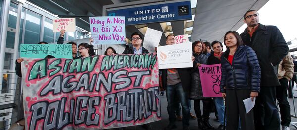 Cộng đồng người Mỹ gốc Việt biểu tình dữ dội phản đối hãng United Airlines - Sputnik Việt Nam