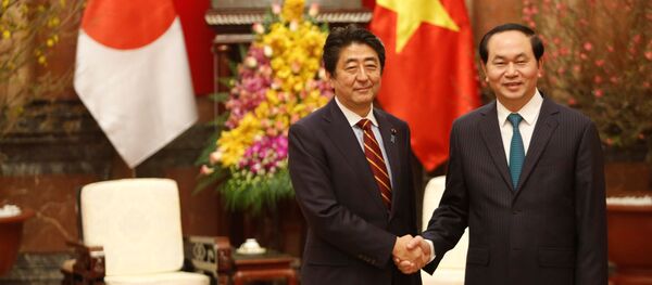 Thủ tướng Nhật Bản Shinzo Abe và Chủ tịch Việt Nam Trần Đại Quang Thủ tướng Nhật Bản Shinzo Abe và Chủ tịch Việt Nam Trần Đại Quang - Sputnik Việt Nam