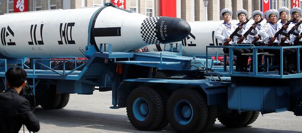 Xe quân sự với tên lửa Pukkykson trong cuộc diễu hành quân sự kỷ niệm 105 năm ngày sinh của Kim Il Sung ở Bình Nhưỡng, Bắc Triều Tiên - Sputnik Việt Nam