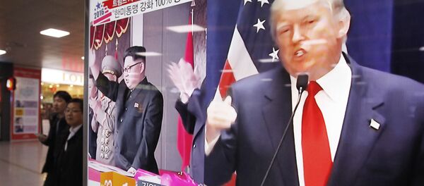 A TV screen shows pictures of U.S. President-elect Donald Trump, right, and North Korean leader Kim Jong Un, at the Seoul Railway Station in Seoul, South Korea, Thursday, Nov. 10, 2016 - Sputnik Việt Nam