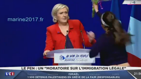 Hai nhà hoạt động nữ quyền Femen bán khỏa thân nỗ lực phá bài phát biểu của Le Pen ở Paris - Sputnik Việt Nam