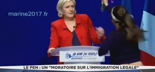 Hai nhà hoạt động nữ quyền Femen bán khỏa thân nỗ lực phá bài phát biểu của Le Pen ở Paris Hai nhà hoạt động nữ quyền Femen bán khỏa thân nỗ lực phá bài phát biểu của Le Pen ở Paris - Sputnik Việt Nam