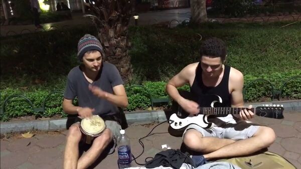 Hai anh Tây hát cực chất xin tiền ở bờ hồ hoàn kiếm - Sputnik Việt Nam