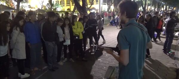 Khách Tây biểu diễn đường phố xin tiền đi du lịch - Sputnik Việt Nam