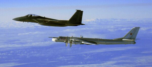 Tu-95 strategic bomber, escorted by a US Air Force F-15C Eagle off the coast of Alaska, 2006. Tu-95 strategic bomber, escorted by a US Air Force F-15C Eagle off the coast of Alaska, 2006. - Sputnik Việt Nam