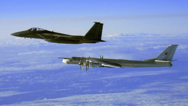 Tu-95 strategic bomber, escorted by a US Air Force F-15C Eagle off the coast of Alaska, 2006. - Sputnik Việt Nam