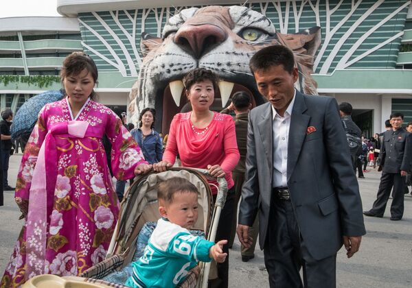 Khách du lịch gần lối vào Vườn Bách thú Trung ương ở thủ đô Bắc Triều Tiên. Khách du lịch gần lối vào Vườn Bách thú Trung ương ở thủ đô Bắc Triều Tiên. - Sputnik Việt Nam