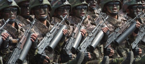 Tại cuộc diễu binh ở Bình Nhưỡng vào ngày 15 tháng 4, các lính đặc nhiệm Bắc Triều Tiên đã xuất hiện với mũ gắn thiết bị nhìn đêm và bôi mặt ngụy trang. Tại cuộc diễu binh ở Bình Nhưỡng vào ngày 15 tháng 4, các lính đặc nhiệm Bắc Triều Tiên đã xuất hiện với mũ gắn thiết bị nhìn đêm và bôi mặt ngụy trang. - Sputnik Việt Nam