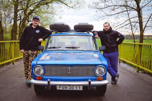 Hai người bạn thân chu du thế giới trên chiếc xe LADA huyền thoại Hai người bạn thân chu du thế giới trên chiếc xe LADA huyền thoại - Sputnik Việt Nam