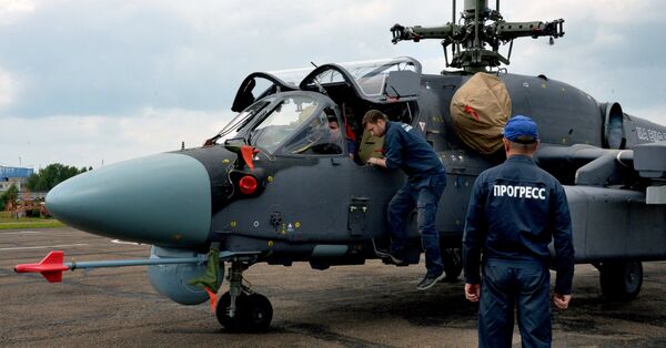Mechanics work on a Ka-52K Katran helicopter at the Progress aviation plant in the Primorsky Territory - Sputnik Việt Nam