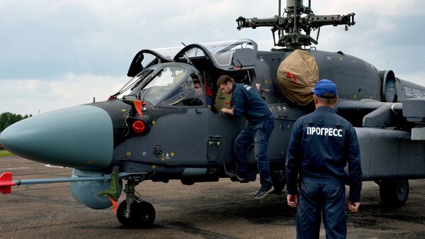 Mechanics work on a Ka-52K Katran helicopter at the Progress aviation plant in the Primorsky Territory - Sputnik Việt Nam