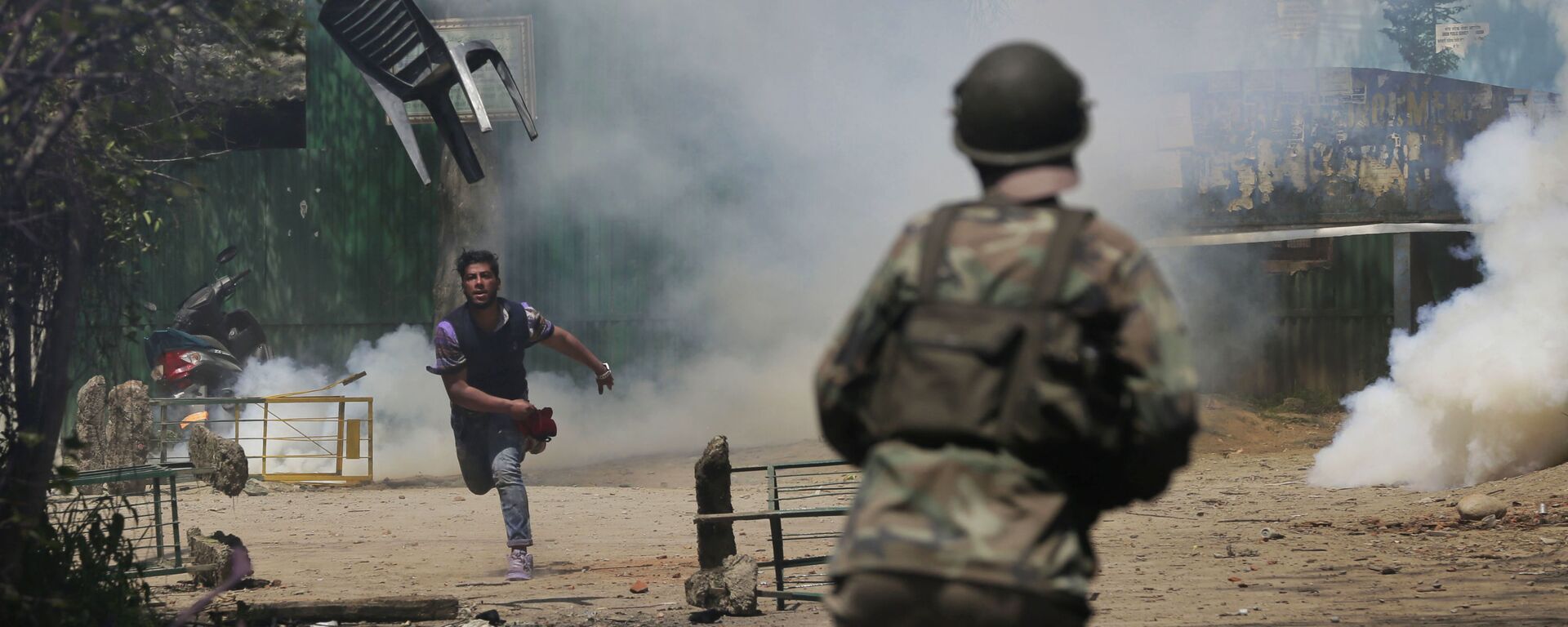 Kashmir. Thành phố Srinagar. Cuộc đụng độ giữa các sinh viên địa phương với cảnh sát Ấn Độ. - Sputnik Việt Nam, 1920, 10.08.2019