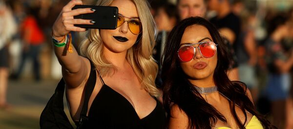 California. Chụp ảnh tự sướng trên nền hoàng hôn ... - Sputnik Việt Nam