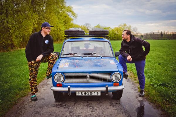 Hai người bạn thân chu du thế giới trên chiếc xe LADA huyền thoại Hai người bạn thân chu du thế giới trên chiếc xe LADA huyền thoại - Sputnik Việt Nam