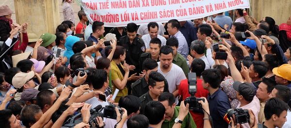 Các chiến sĩ CSCĐ, cán bộ được người dân Đồng Tâm thả sau cam kết của chủ tịch Nguyễn Đức Chung - Sputnik Việt Nam