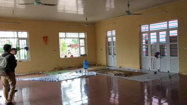 Bên trong nhà văn hóa nơi các cán bộ, công an huyện Mỹ Đức bị giữ hơn một tuần qua Bên trong nhà văn hóa nơi các cán bộ, công an huyện Mỹ Đức bị giữ hơn một tuần qua - Sputnik Việt Nam