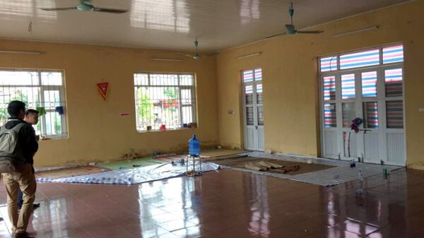 Bên trong nhà văn hóa nơi các cán bộ, công an huyện Mỹ Đức bị giữ hơn một tuần qua - Sputnik Việt Nam