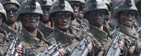 Các quân nhân trong cuộc diễu binh kỷ niệm 105 năm ngày sinh của lãnh tụ  Kim Il Sung sáng lập Nhà nước CHDCND Triều Tiên - Sputnik Việt Nam
