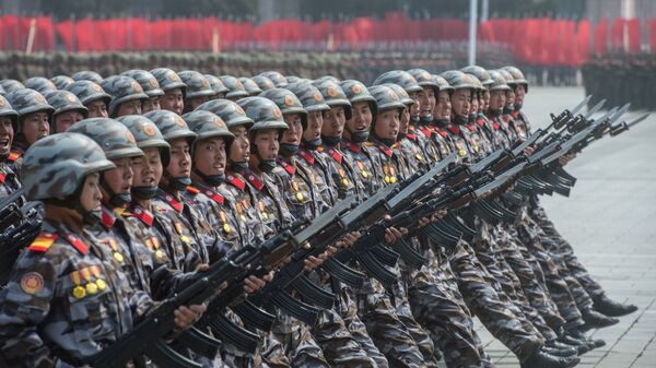 Các quân nhân trong cuộc diễu binh kỷ niệm 105 năm ngày sinh của lãnh tụ Kim Il Sung sáng lập Nhà nước CHDCND Triều Tiên - Sputnik Việt Nam