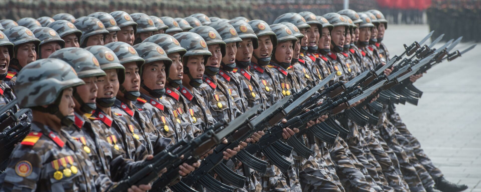 Các quân nhân trong cuộc diễu binh kỷ niệm 105 năm ngày sinh của lãnh tụ Kim Il Sung sáng lập Nhà nước CHDCND Triều Tiên - Sputnik Việt Nam, 1920, 28.04.2025