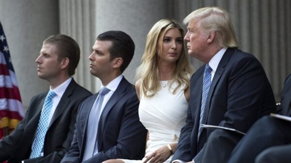 Ivanka Trump luôn ở cạnh, là cánh tay đắc lực của cha trên thương trường, truyền thông và cả chính trường Ivanka Trump luôn ở cạnh, là cánh tay đắc lực của cha trên thương trường, truyền thông và cả chính trường - Sputnik Việt Nam