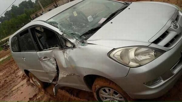 Chiếc Innova bị rách toang cửa trước nhưng ở bên ghế phụ.  - Sputnik Việt Nam