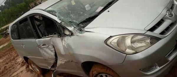 Chiếc Innova bị rách toang cửa trước nhưng ở bên ghế phụ. - Sputnik Việt Nam