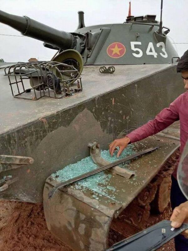 Vụn kính vỡ của chiếc Innova trên chiếc xe tăng.  - Sputnik Việt Nam