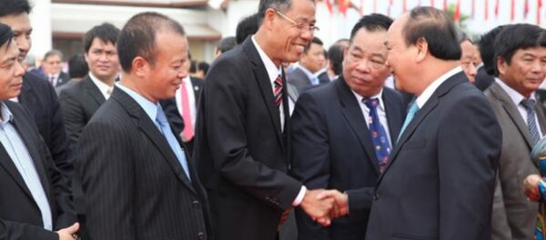 Chủ tịch Tổng hội Việt Nam tại Lào Nguyễn Duy Trung đón Thủ tướng - Sputnik Việt Nam