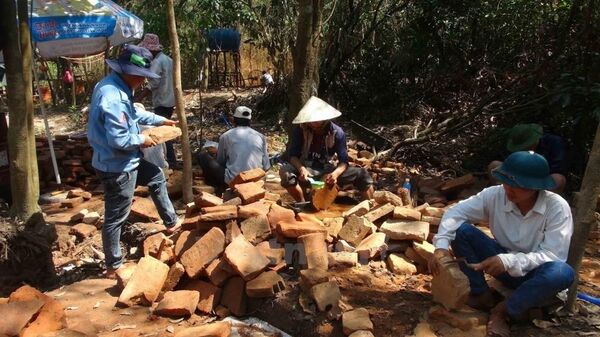 Một phần đoạn đầu của đường cổ và hai bờ tường dẫn sau tháp K mới vừa phát lộ.  - Sputnik Việt Nam